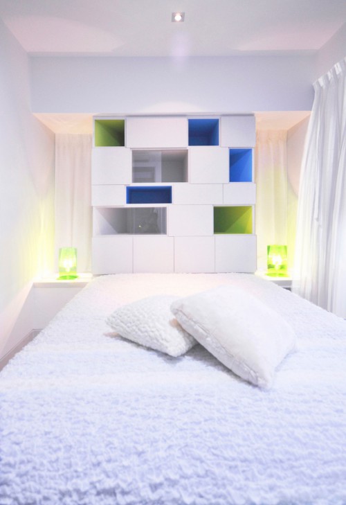 Witte slaapkamer met kleurrijke vakjeskast Witte slaapkamer met kleurrijke vakjeskast