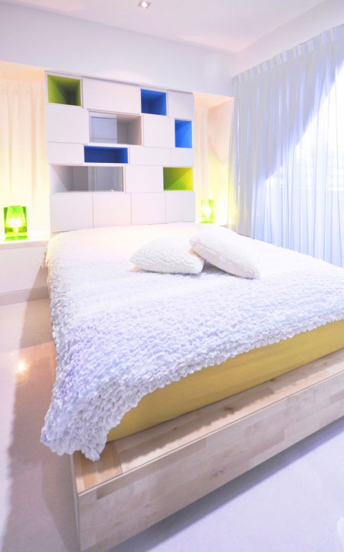 Witte slaapkamer met kleurrijke vakjeskast Witte slaapkamer met kleurrijke vakjeskast