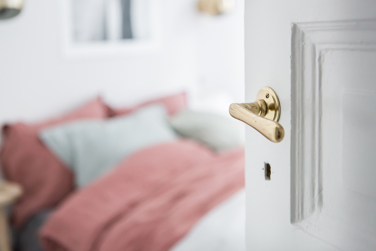 Witte slaapkamer met kleurrijk bedlinnen Witte slaapkamer met kleurrijk bedlinnen