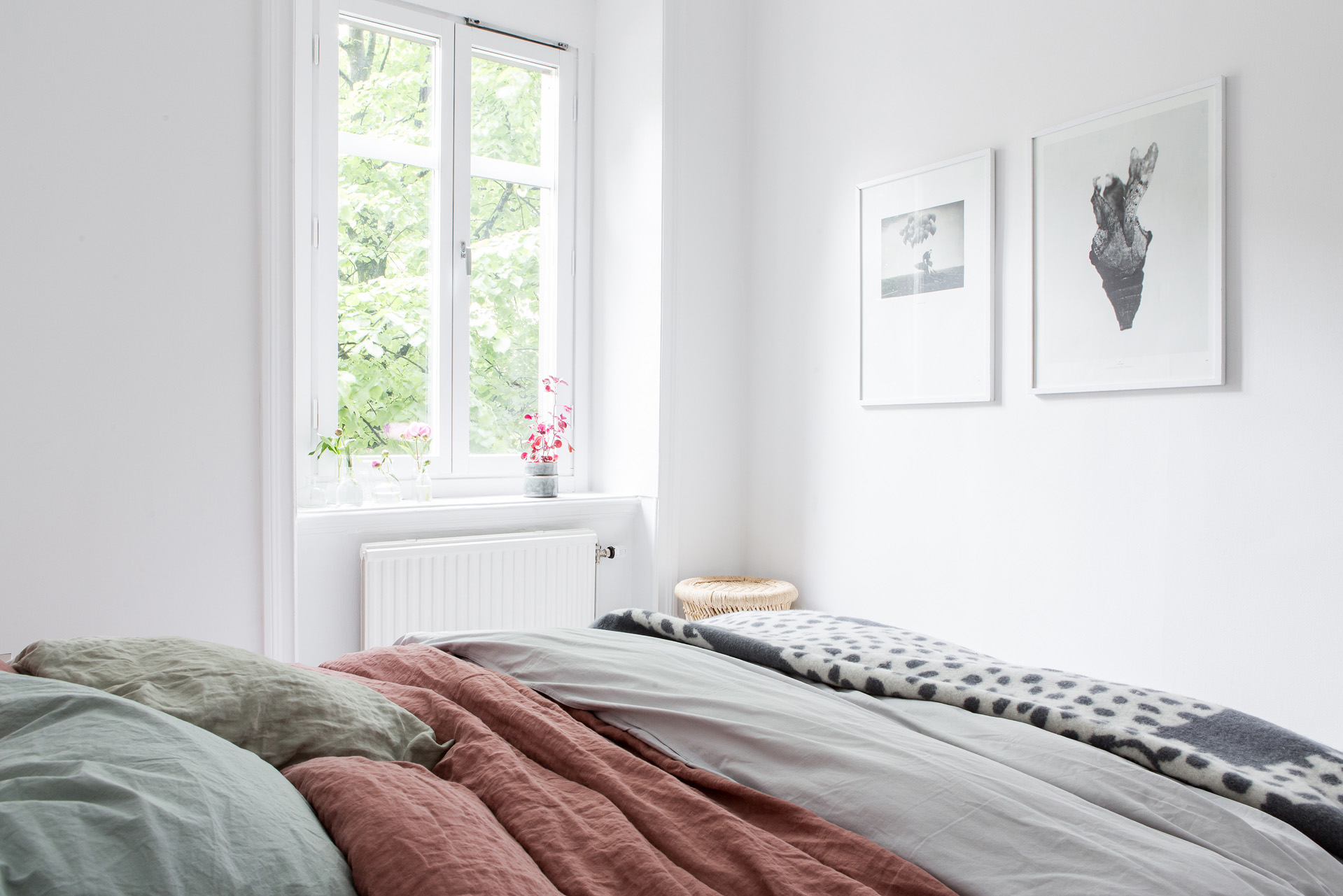 Witte slaapkamer met kleurrijk bedlinnen Witte slaapkamer met kleurrijk bedlinnen