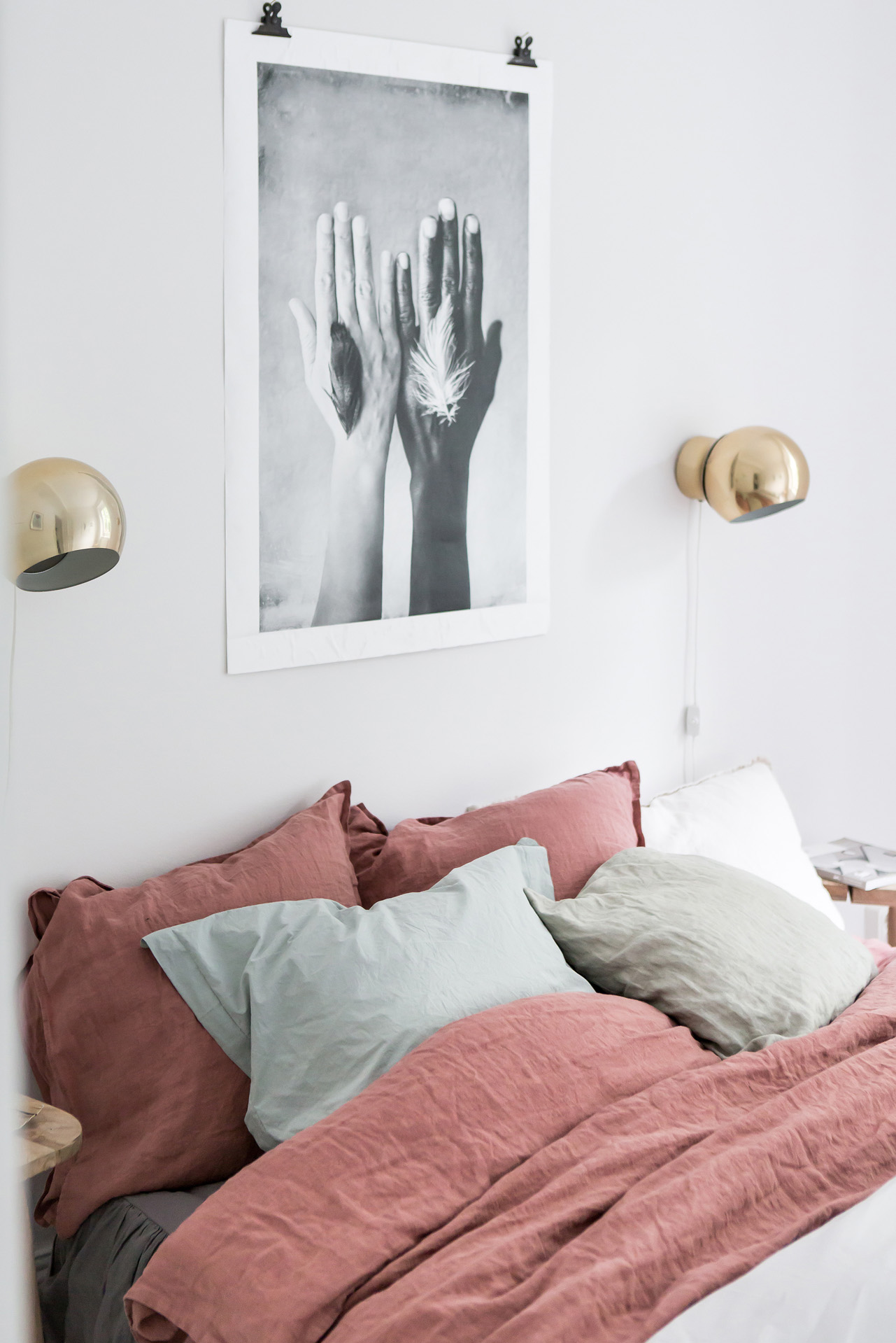 Witte slaapkamer met kleurrijk bedlinnen