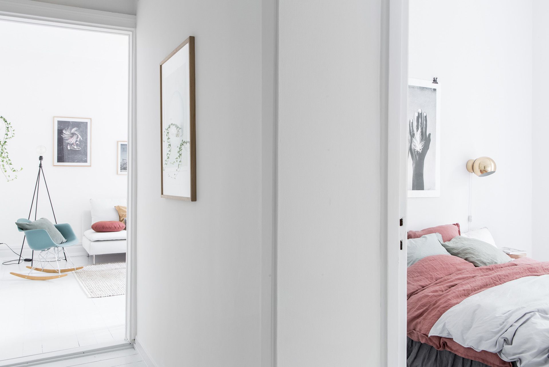 Witte slaapkamer met kleurrijk bedlinnen Witte slaapkamer met kleurrijk bedlinnen