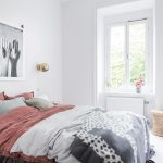 Witte slaapkamer met kleurrijk bedlinnen