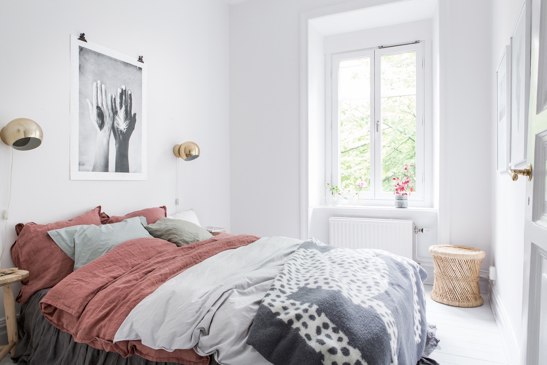 Witte slaapkamer met kleurrijk bedlinnen