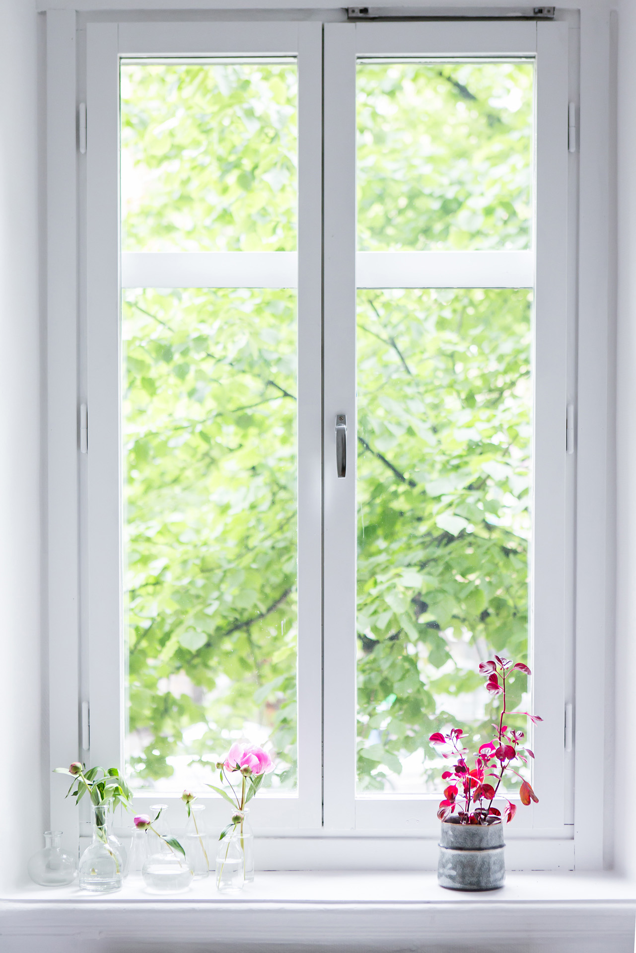 Witte slaapkamer met kleurrijk bedlinnen Witte slaapkamer met kleurrijk bedlinnen