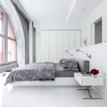 Witte slaapkamer van modern authentiek appartement uit New York