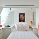Witte slaapkamer met neon oranje