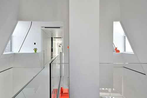 Witte slaapkamer met neon oranje Witte slaapkamer met neon oranje
