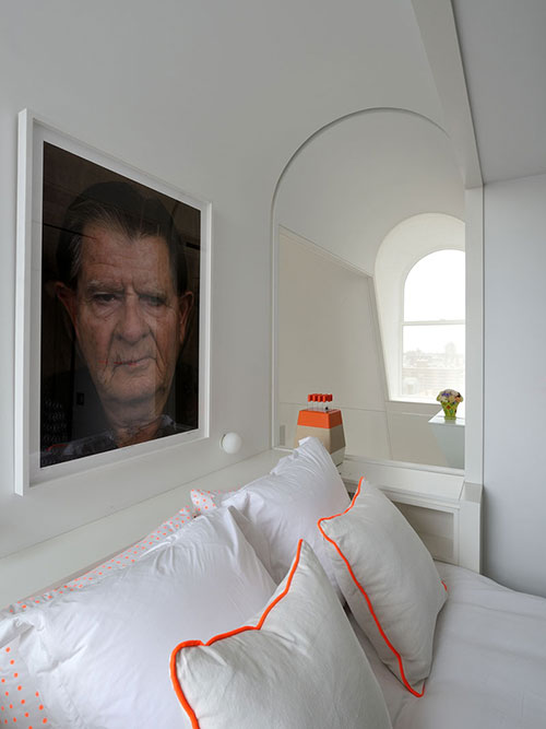 Witte slaapkamer met neon oranje Witte slaapkamer met neon oranje