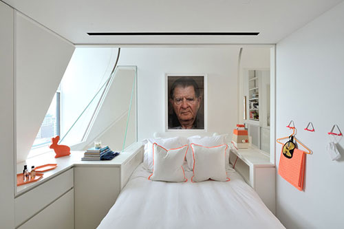 Witte slaapkamer met neon oranje