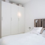 Witte slaapkamer met een rustieke sfeer