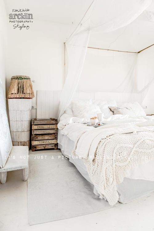 Witte slaapkamer van strandhuis