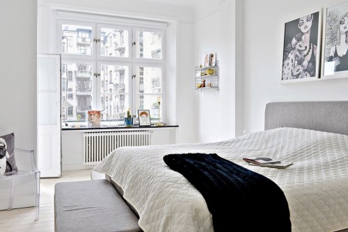 Witte slaapkamer van een vierkamerappartement Witte slaapkamer van een vierkamerappartement