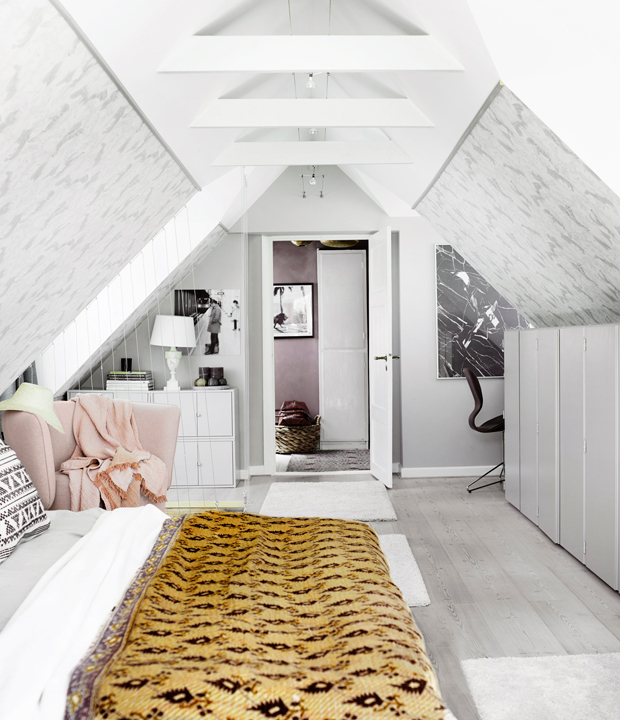 Zolder slaapkamer van een landelijke Deense woning Zolder slaapkamer van een landelijke Deense woning