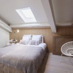 Zolderslaapkamer met mooie houten wandbekleding