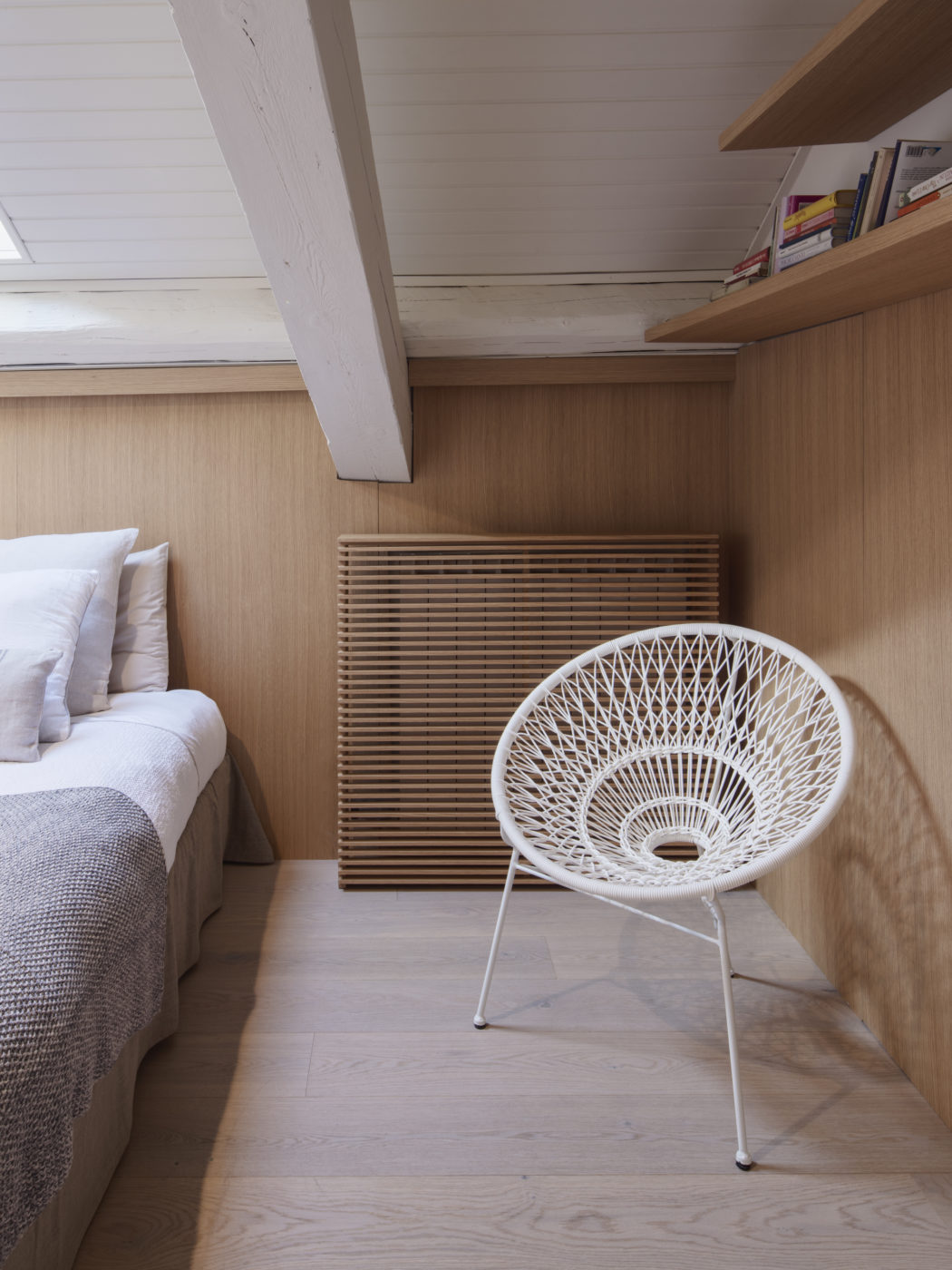 zolderslaapkamer-met-mooie-houten-wandbekleding zolderslaapkamer-met-mooie-houten-wandbekleding