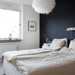 Zwarte muur in een lichte slaapkamer