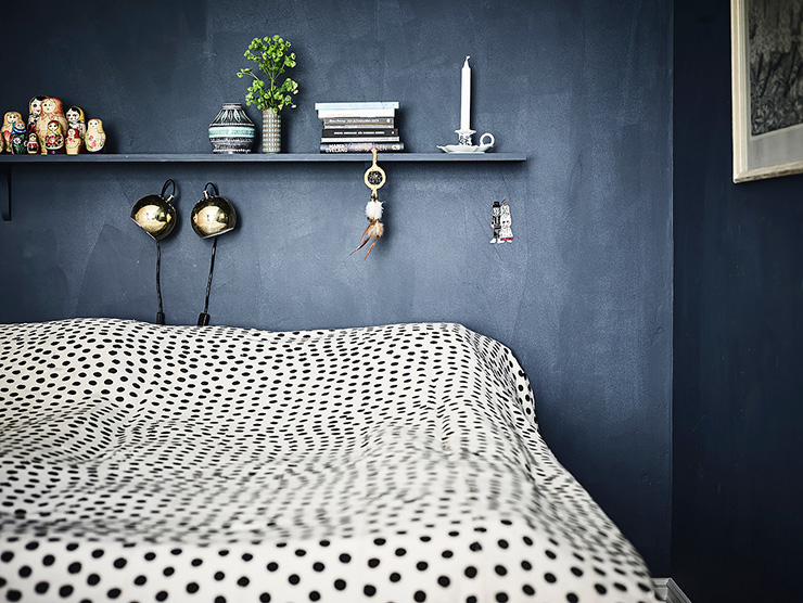 Zweedse blauwe slaapkamer met mooie houten accenten Zweedse blauwe slaapkamer met mooie houten accenten