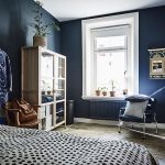 Zweedse blauwe slaapkamer met mooie houten accenten