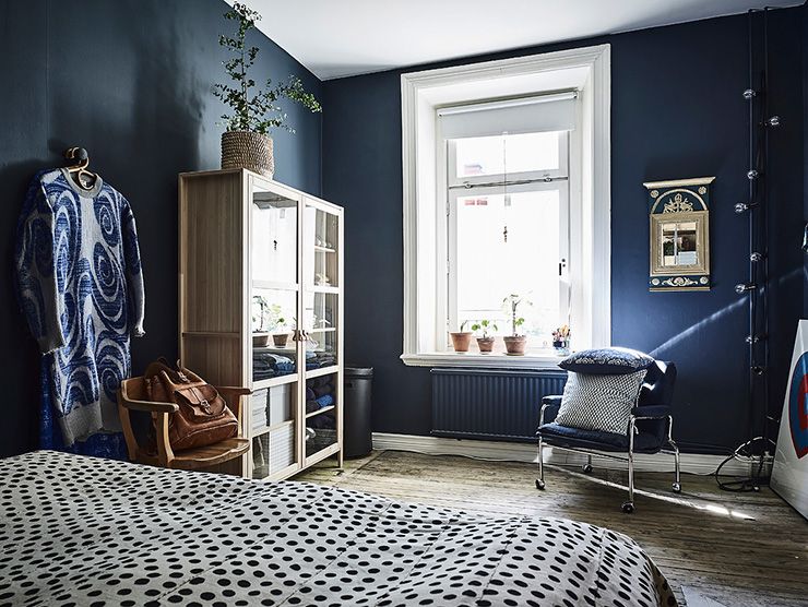 Zweedse blauwe slaapkamer met mooie houten accenten