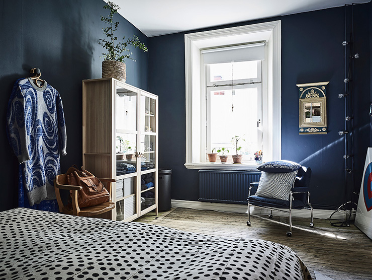 Zweedse blauwe slaapkamer met mooie houten accenten Zweedse blauwe slaapkamer met mooie houten accenten