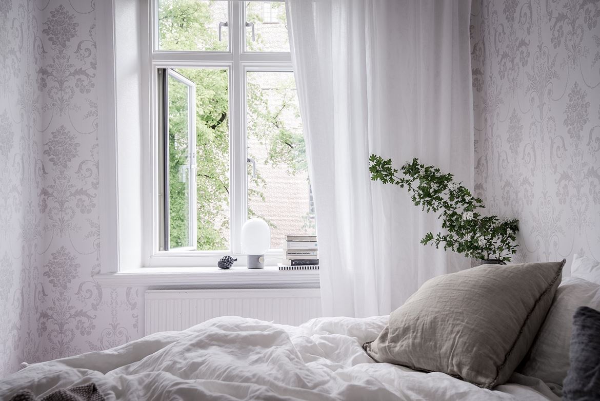 Zweedse slaapkamer met een romantische sfeer