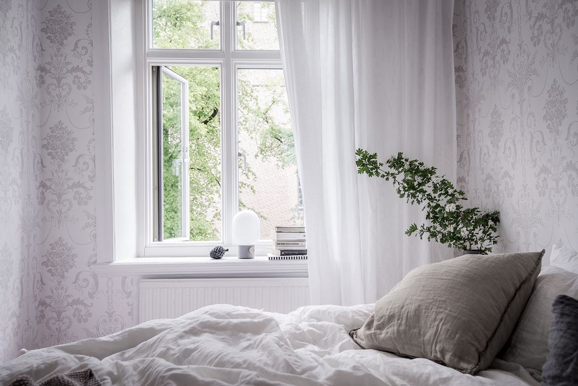 Zweedse slaapkamer met een romantische sfeer Zweedse slaapkamer met een romantische sfeer