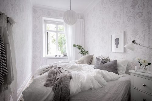 Zweedse slaapkamer met een romantische sfeer